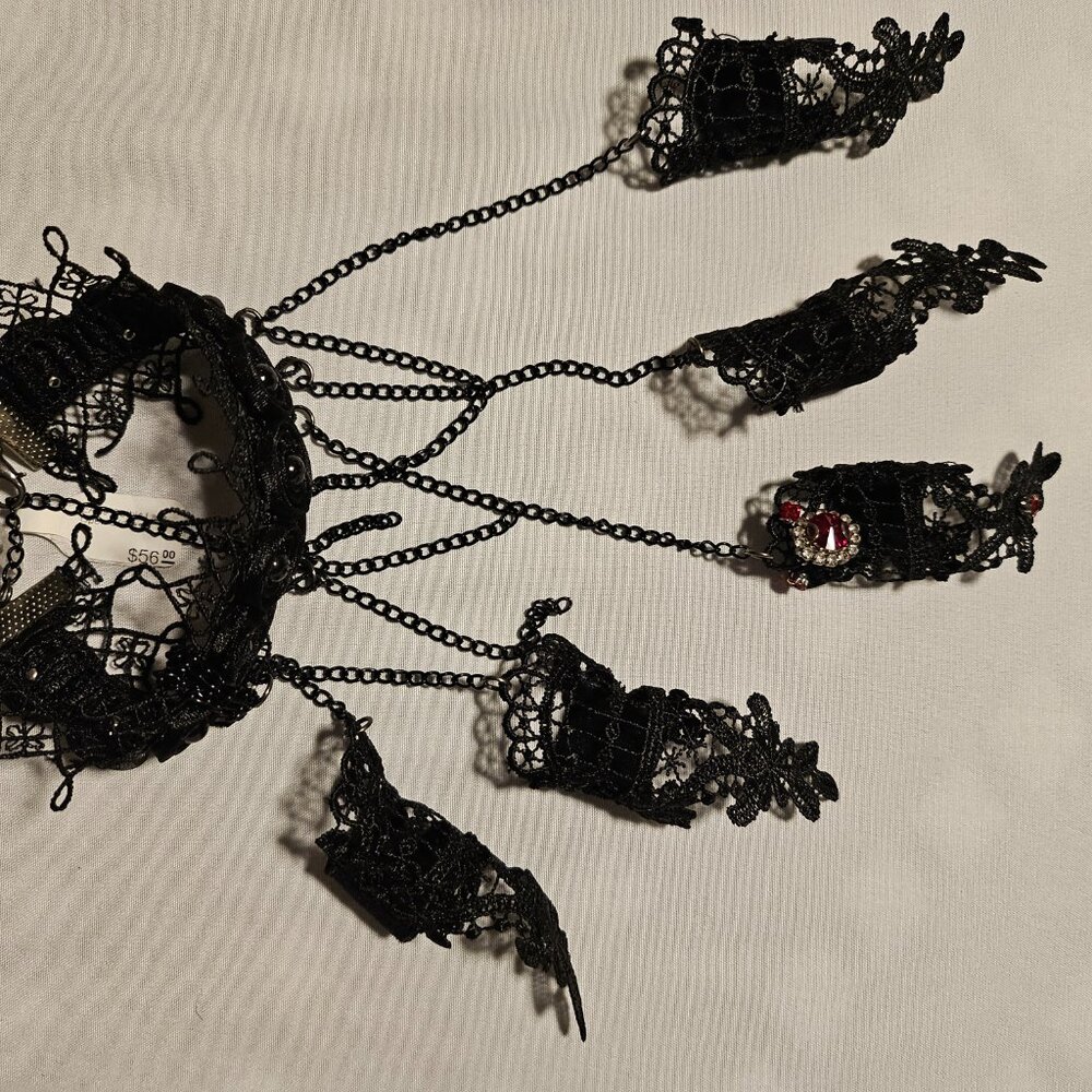 Bracelet with chains and finger tips - Gothic style!